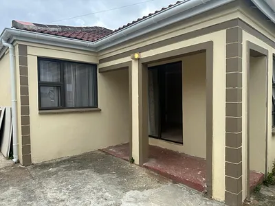 2 Bedroom House For Sale in East London - 6Tkw.webp