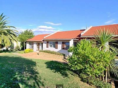 3 Bedroom House To Rent in Somerset West - tjbH.webp