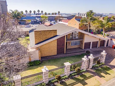 4 Bedroom House For Sale in Edenvale - fCxl.webp