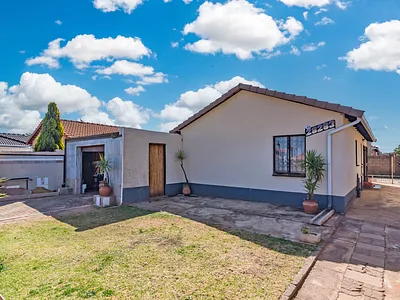 3 Bedroom House For Sale in Soweto - YOVm.webp