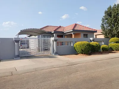 2 Bedroom House For Sale in Mogwase - gqf4.webp