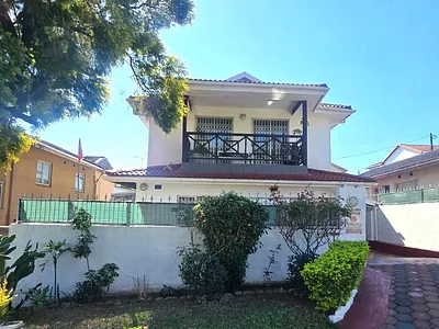 4 Bedroom House For Sale in Phoenix - img