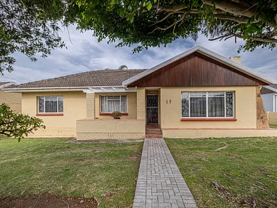 4 Bedroom House For Sale in Port Elizabeth - 95WR.webp