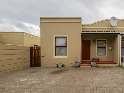 3 Bedroom House For Sale in Blue Downs - brua.webp