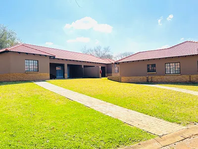 3 Bedroom Townhouse For Sale in Rustenburg - 5rSf.webp