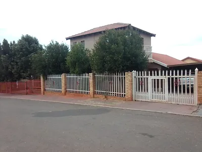 3 Bedroom House For Sale in Rustenburg - absz.webp
