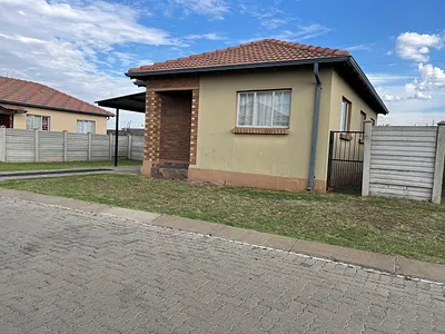 3 Bedroom Townhouse For Sale in Rustenburg - zxTK.webp