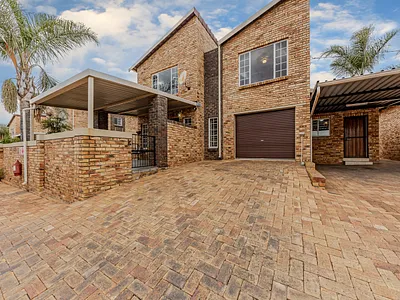3 Bedroom Townhouse For Sale in Roodepoort - img