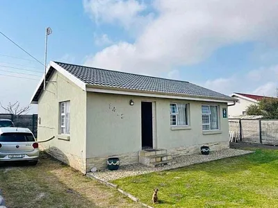 3 Bedroom House For Sale in East London - AkSU.webp