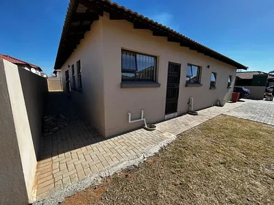 3 Bedroom House For Sale in Akasia - 6guM.webp