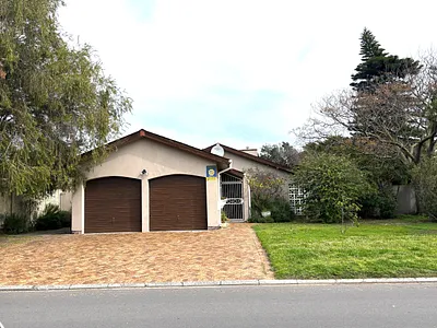 3 Bedroom House For Sale in Goodwood - sj9S.webp