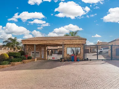 2 Bedroom Townhouse For Sale in Krugersdorp - img