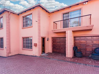 4 Bedroom House For Sale in Roodepoort - zkRz.webp