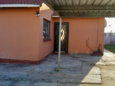 3 Bedroom House For Sale in East London - qXh0.webp