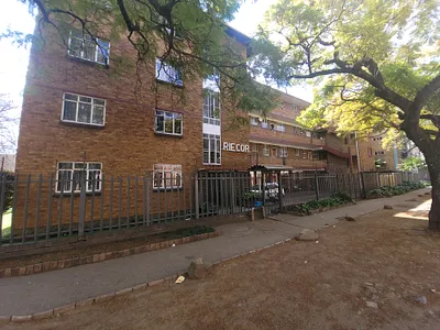 1.5 Bedroom Apartment For Sale in Pretoria - img