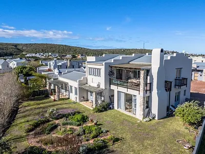 4 Bedroom House For Sale in Stilbaai West, Stilbaai - tFou.webp