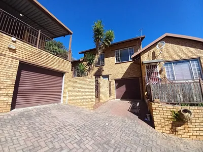 2 Bedroom Townhouse For Sale in Rustenburg - ChZu.webp