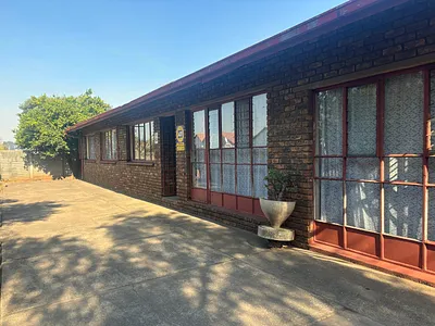 5 Bedroom House For Sale in Witbank - cB3E.webp