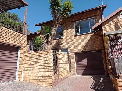 2 Bedroom Townhouse To Rent in Rustenburg - img