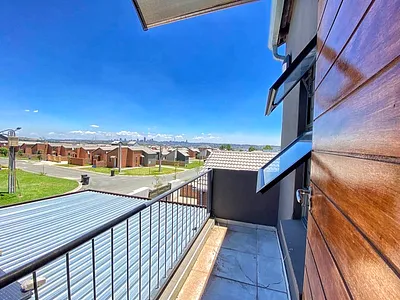 3 Bedroom Apartment To Rent in Johannesburg - img