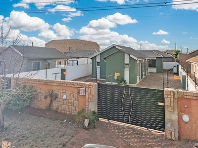 3 Bedroom House For Sale in Soweto - g2Bt.webp