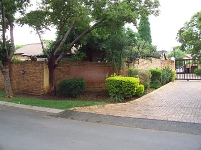 2 Bedroom Townhouse To Rent in Roodepoort - K6hM.webp