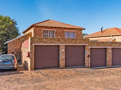 3 Bedroom Townhouse For Sale in Allen's Nek, Roodepoort - SUAy.webp