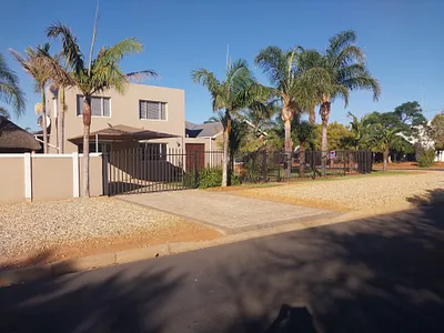 4 Bedroom House For Sale in Worcester - LMp1.webp