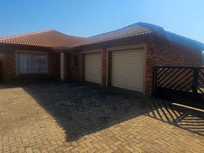 3 Bedroom Townhouse For Sale in Springs - img