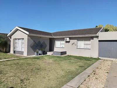 3 Bedroom House For Sale in Despatch - 5lz8.webp