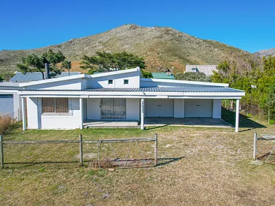 3 Bedroom House For Sale in Pringle Bay - qPnT.webp