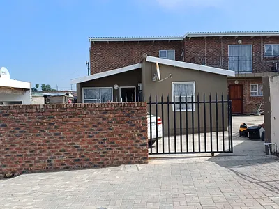 3 Bedroom House For Sale in East London - XLfR.webp