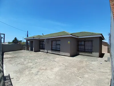 3 Bedroom House For Sale in East London - pvj7.webp