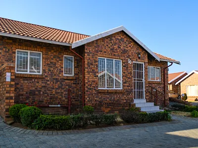 3 Bedroom Townhouse For Sale in Roodepoort - img