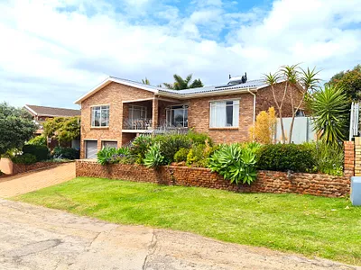 4 Bedroom House For Sale in Jeffreys Bay - Z2kS.webp