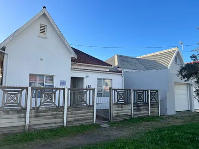 4 Bedroom House For Sale in East London - oREU.webp