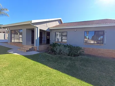4 Bedroom House For Sale in Uitenhage - I8Ua.webp