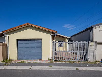 2 Bedroom House For Sale in Mitchells Plain - kzlW.webp