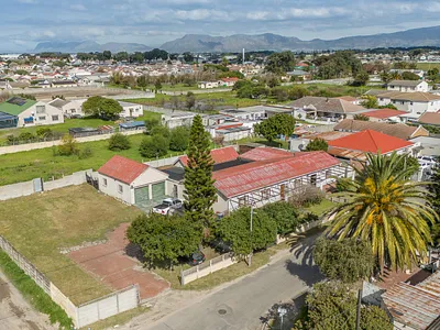 7 Bedroom House For Sale in Cape Town - i3Nq.webp