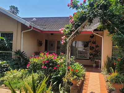 4 Bedroom House For Sale in Brakpan - t32E.webp