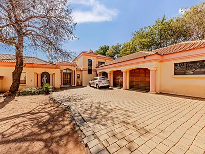 4 Bedroom House For Sale in Roodepoort - jRkf.webp