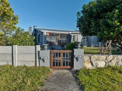 4 Bedroom House For Sale in Struisbaai - 9awW.webp
