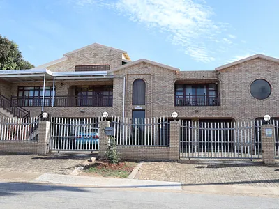 5 Bedroom House For Sale in Jeffreys Bay - 9rrX.webp