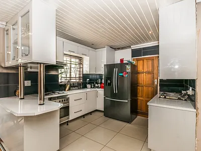4 Bedroom House For Sale in Roodepoort - mMOo.webp