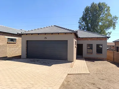 3 Bedroom House For Sale in Witbank - w7GU.webp