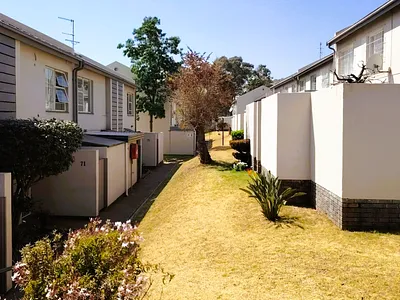3 Bedroom Townhouse For Sale in Bedfordview - UAJ5.webp