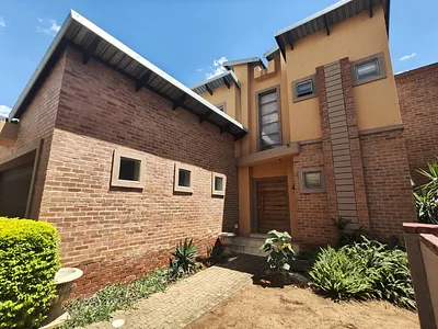 3 Bedroom Townhouse For Sale in Rustenburg - j126.webp