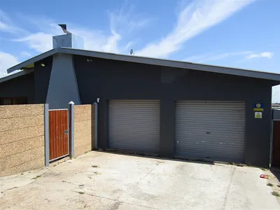 4 Bedroom House For Sale in Humansdorp - l36x.webp