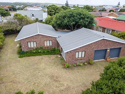 4 Bedroom House For Sale in Stilbaai West, Stilbaai - dhUK.webp