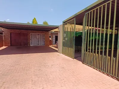 4 Bedroom House For Sale in Akasia - 5Nmd.webp